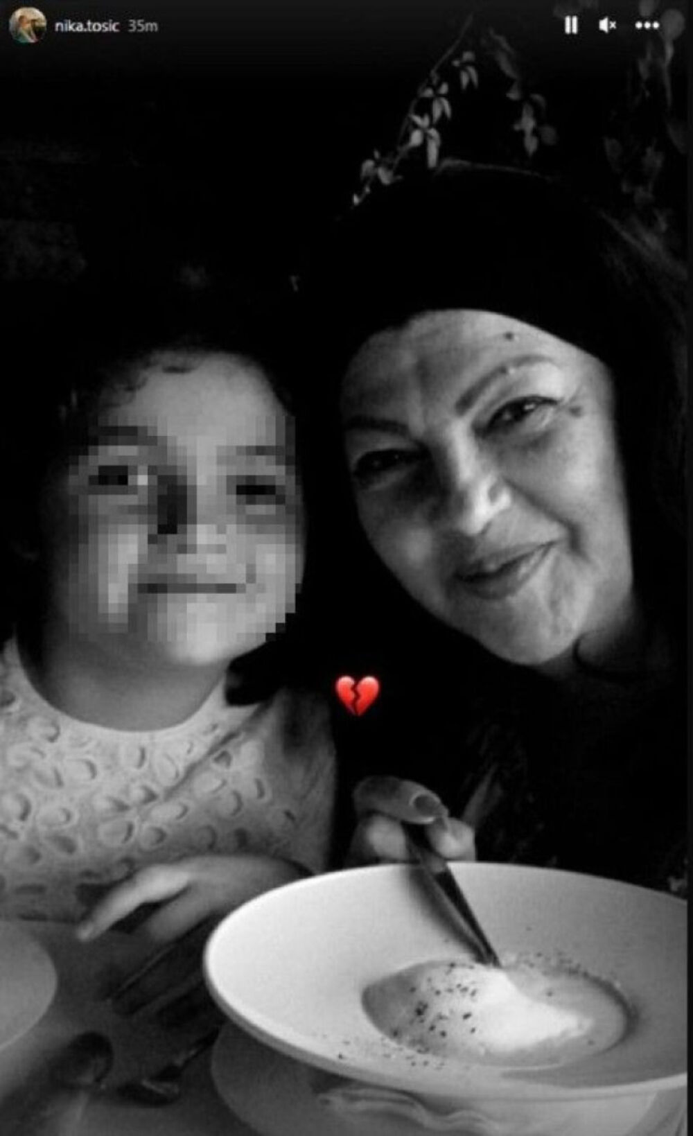 Na društvenoj mreži Instagram je Divnina unuka, a Jelenina ćerka, podelila fotografiju sa bakom