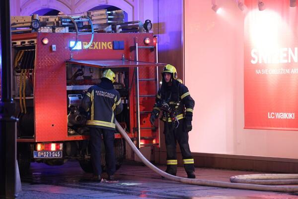 OKONČANA DRAMA U KNEZ MIHAILOVOJ: Vatrogasci uspeli da ugase požar, policija i dalje na terenu