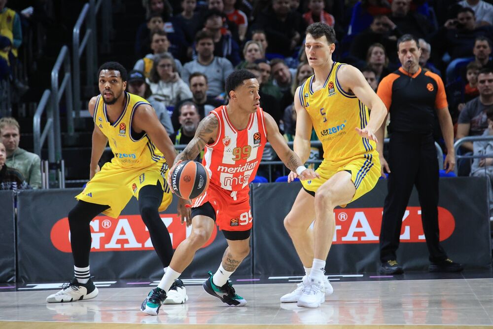 Jago Dos Santos i Janik Vecel u duelu u Berlinu na meču između Albe i Crvene zvezde