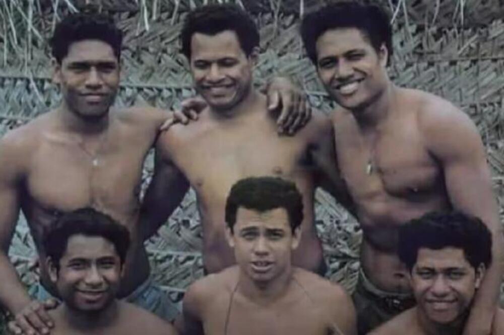 VIDEO JE ŠEST GOLIH DEČAKA KAKO SKAČU U MORE VRIŠTEĆI IZ SVEG GLASA: Kad su izgovorili OVU REČENICU, SLEDIO SE