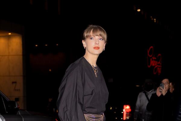 POJAVILE SE LAŽNE GOLE FOTKE ZANOSNE PLAVUŠE: Sve se vrti na MREŽAMA, ona sprema TUŽBU za ovu PREVARU