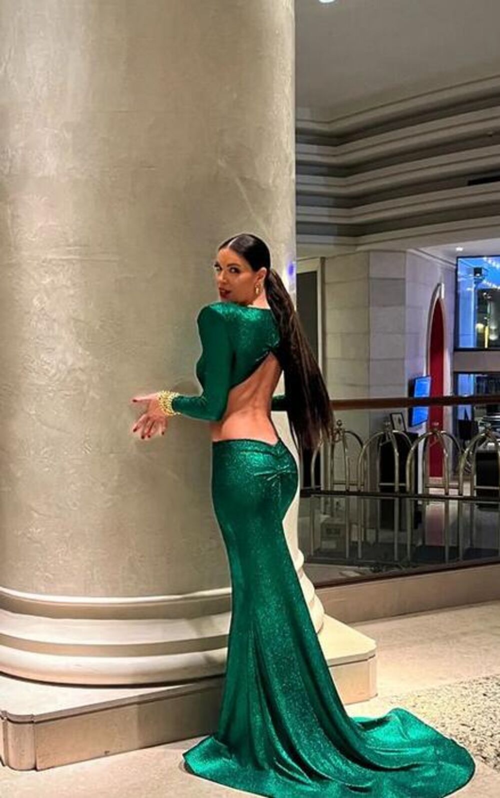 Sanja je nosila dugu zelenu haljinu sa otvorenim leđima