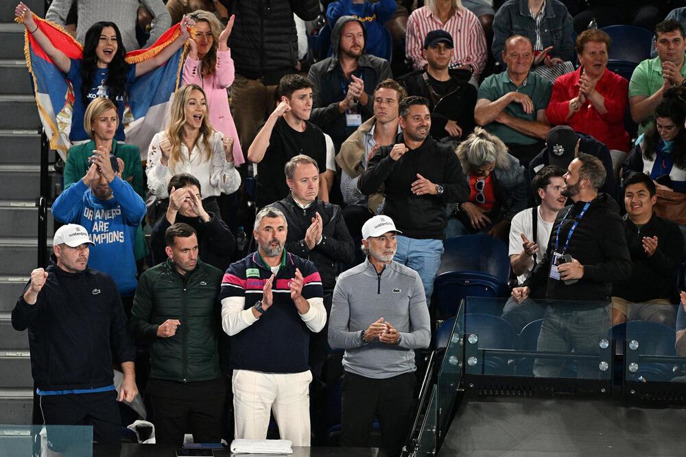 MISTERIOZNA ŽENA SA NOVAKOM U MELBURNU! Ulovljena u njegovom boksu, zamenila Jelenu! Kamere sve uhvatile (FOTO)