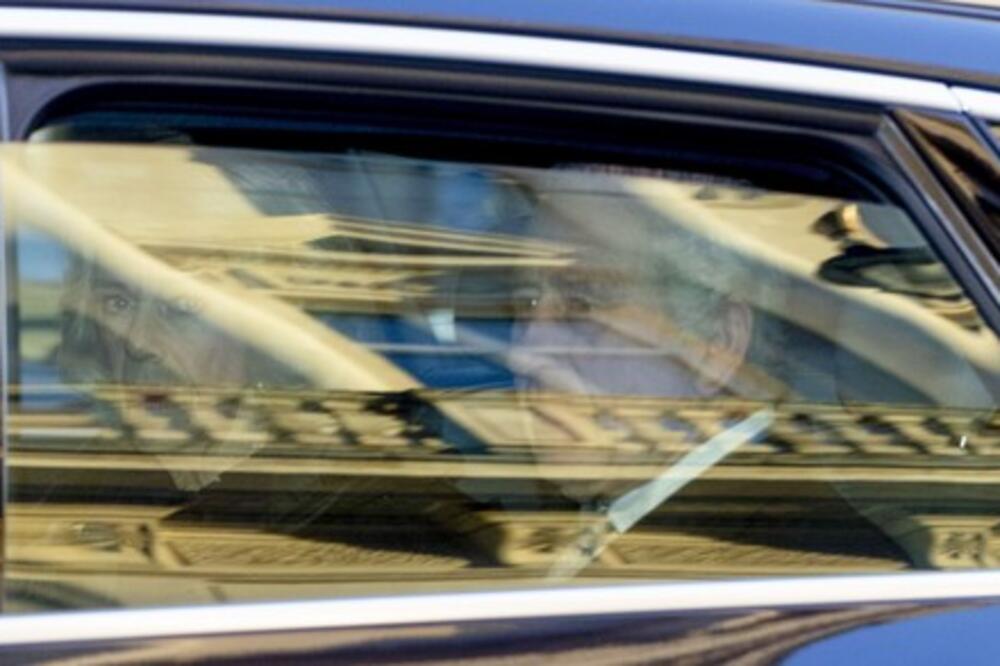 PRVE FOTKE ČARLSA PRED OPERACIJU: Svet na iglama zbog DRAME u kraljevskoj porodici, on i Kejt sve DIGLI NA NOGE