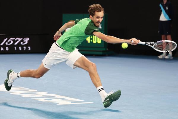 ZVEREVA ĆE OVO DUGO BOLETI: Čudesan preokret Medvedeva za finale Australijan opena!