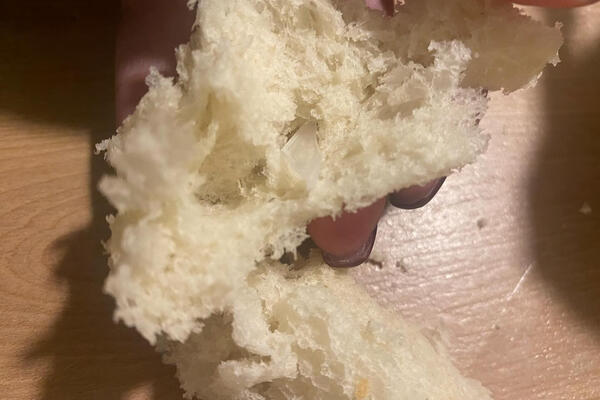 "NE DAJ BOŽE DA JE DETE KUPILO OVO": Biljana iz Čačka u hlebu pronašla komad OVOGA, pukom srećom izbegnuta drama