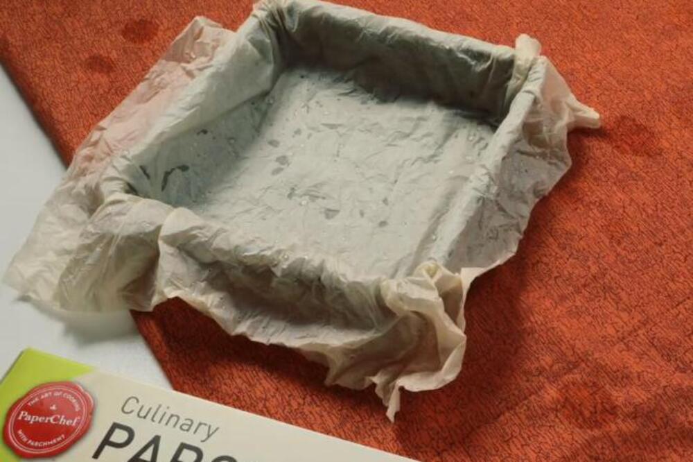 ISKUSNA DOMAĆICA PODELILA TRIK KAKO DA PEK PAPIR ULEGNE U KALUP IZ PRVE: Jednostavna caka koju morate znati (VIDEO)