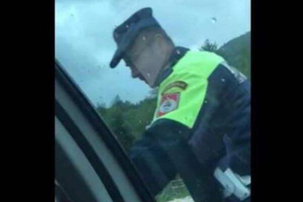 "EVO ZA OVU KAZNU, ŽIV BIO": Snimio kako "ČASTI" saobraćajca, pa sve objavio na društvene mreže