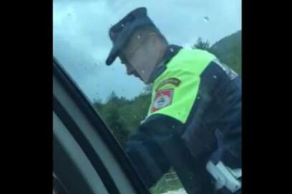 "EVO ZA OVU KAZNU, ŽIV BIO": Snimio kako "ČASTI" saobraćajca, pa sve objavio na društvene mreže