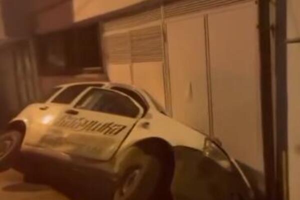 BIZARNA NESREĆA NA PETLOVOM BRDU: Skoro ceo automobil upao u rupu, VIDE SE SAMO TAČKOVI (FOTO)