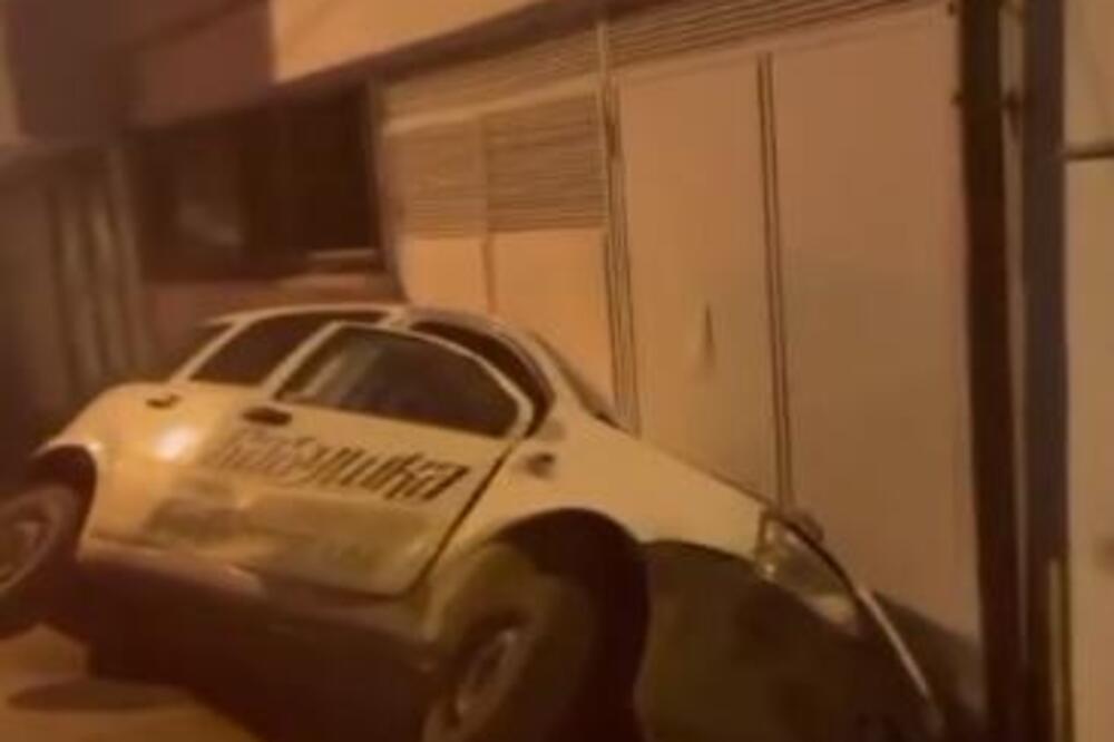 BIZARNA NESREĆA NA PETLOVOM BRDU: Skoro ceo automobil upao u rupu, VIDE SE SAMO TAČKOVI (FOTO)