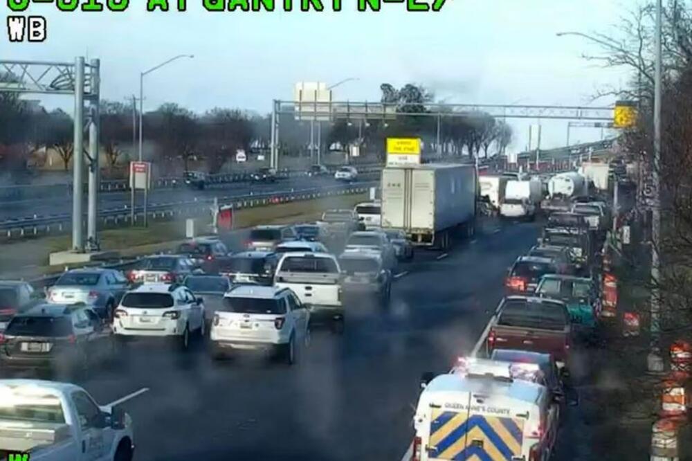 NAJMANJE 13 OSOBA POVREĐENO U LANČANOM SUDARU U KOJEM JE UČESTVOVALO ČAK 40 VOZILA: Policija ispituje uzrok (FOTO)