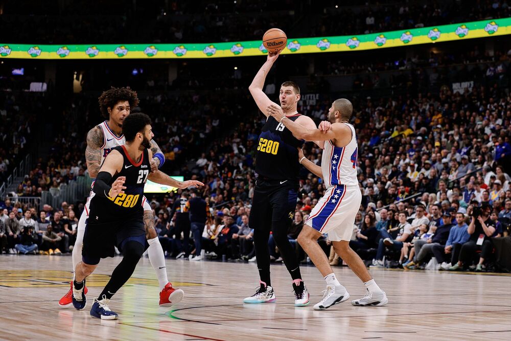 Nikola Jokić (levo) na utakmici Denver Nagetsa i Filadelfije