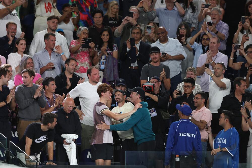 HAOS TOKOM DODELE PEHARA NA AUSTRALIJAN OPENU: Izviždan kao niko u Melburnu! (VIDEO)