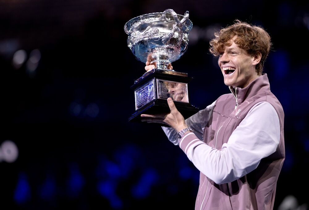 Janik Siner sa trofejem Australijan opena 2024. godine