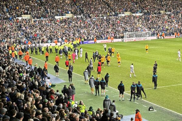 OPŠTA TUČA NA TERENU! Policija uletela, jedan od fudbalera sa detetom u ruci gledao makljažu! (VIDEO)