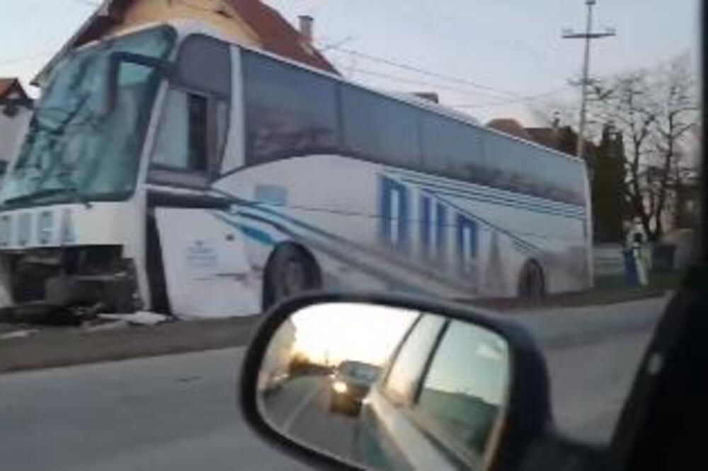 VOZIO TRAKTOR BEZ DOZVOLE PA IZAZVAO SUDAR SA AUTOBUSOM: Objavljen snimak HAOS KOD LOZNICE (VIDEO)