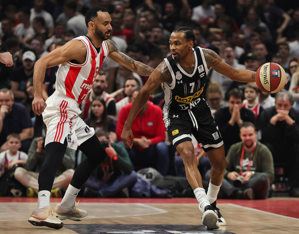 Kevin Panter (desno) na jednom od večitih derbija