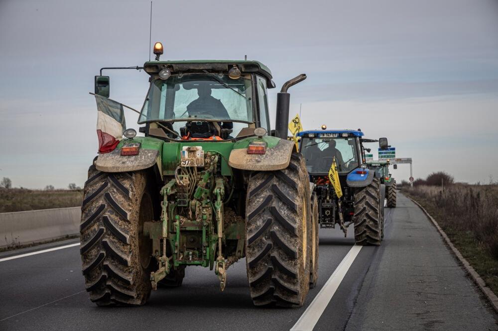 POČELA OPSADA PARIZA! Poljoprivrednici na traktorima BLOKIRALI nekoliko autoputeva, zemlja na nogama!