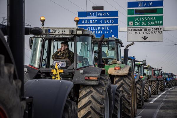 POLJOPRIVREDNICI U FRANCUSKOJ NAJAVILI HAOS! Danas BLOKIRAJU pristupe velikim gradovima, evo šta spremaju za Pariz