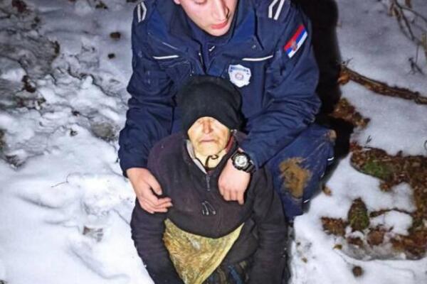 POLICAJCI KAO PRAVI HEROJI VLADIČINOG HANA: Pronašli promrzlu baku u snegu, pa je na rukama nosili do kuće (FOTO)