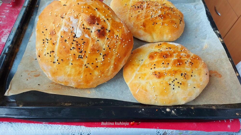 U vodu mlaku izmrvite kvasac i dodajte šećer i izmešajte