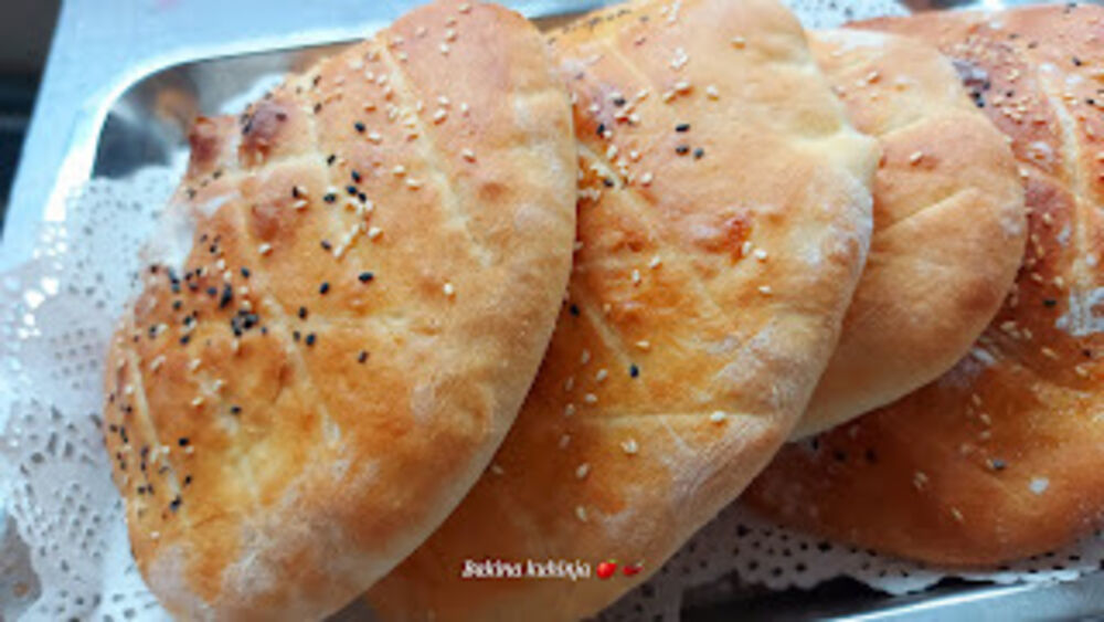 Pred kraj rukama malo umijte testo uljem i ostavite na toplom da naraste 40 minuta.