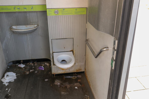 OVO JE JAVNI TOALET U KOM JE SILOVANA DEVOJČICA (13) U ITALIJI: Napastvovalo je SEDMORICA MANIJAKA (VIDEO)