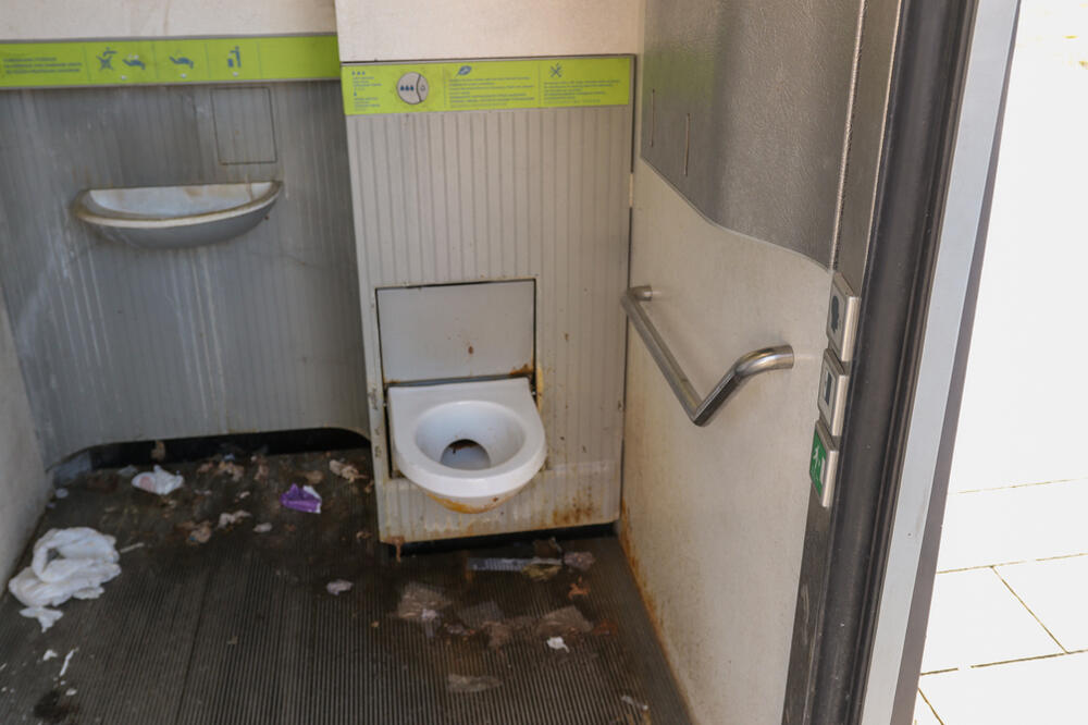 OVO JE JAVNI TOALET U KOM JE SILOVANA DEVOJČICA (13) U ITALIJI: Napastvovalo je SEDMORICA MANIJAKA (VIDEO)