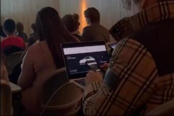 STUDENT DIGAO PRITISAK SVIMA: Dok drugi slušaju predavanje, on se BESRAMNO BAHATIO, ostali POLUDELI (VIDEO)