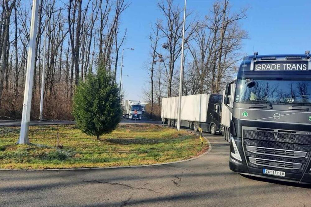 KILOMETARSKA KOLONA NA BATROVCIMA, OBUSTAVLJEN SAOBRAĆAJ NA NAPLATNOJ RAMPI: Evo šta se tačno dešava