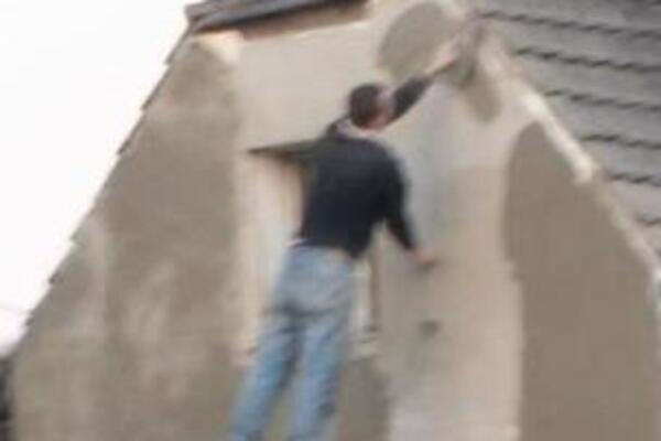 FOTOGRAFIJA IZ BOSNE KOJA JE OBIŠLA CEO BALKAN: Ljudi u NEVERICI GLEDAJU na čemu ovaj MAJSTOR STOJI (FOTO)