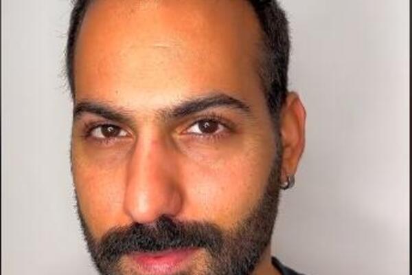 POGLEDAO SE U OGLEDALO I OSTAO NEM OD ŠOKA: Boja njegovih očiju se TRAJNO PROMENILA, on ne liči na sebe (VIDEO)