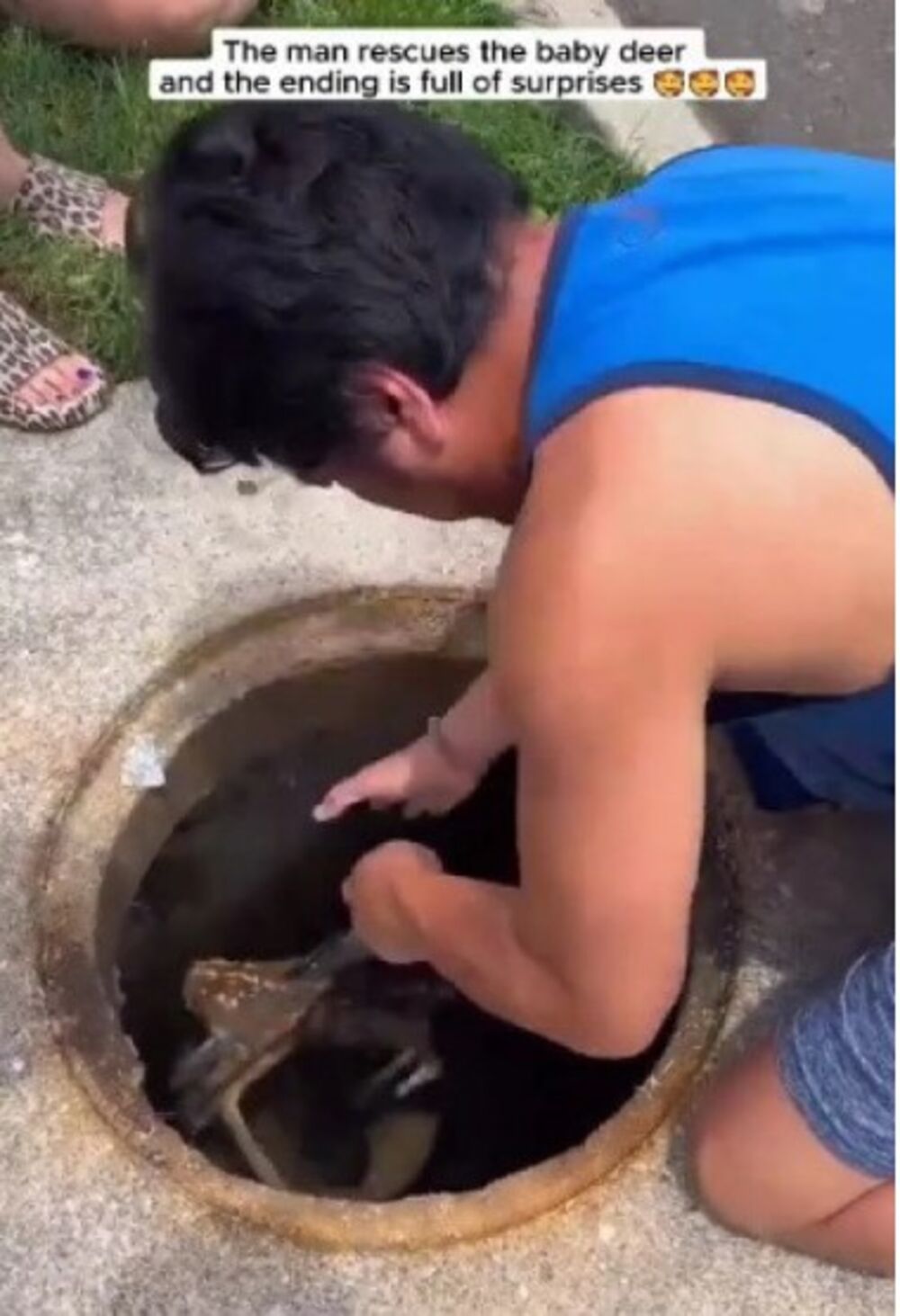 Muškarac spašava lane iz šahta