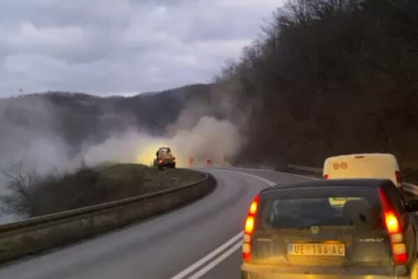 HAOS NA PUTU U OVČARSKO-KABLARSKOJ KLISURI: Prosuo se CEMENT iz GRAĐEVINSKOG KAMIONA! (FOTO)