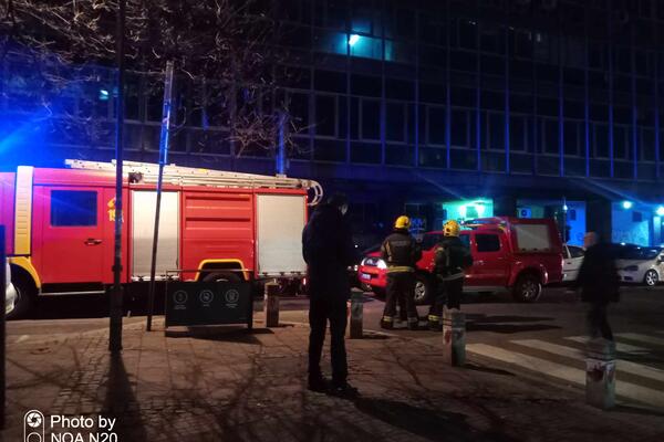 ESPRESO NA LICU MESTA U KOSOVSKOJ ULICI: Vatrogasne EKIPE ispred ZGRADE u kojoj je izbio POŽAR (VIDEO)