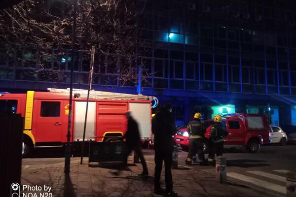 EVO ŠTA SE DEŠAVA ISPRED ZGRADE U KOJOJ JE IZBIO POŽAR: Vatrogasci ušli u zgradu "Borbe" (FOTO)