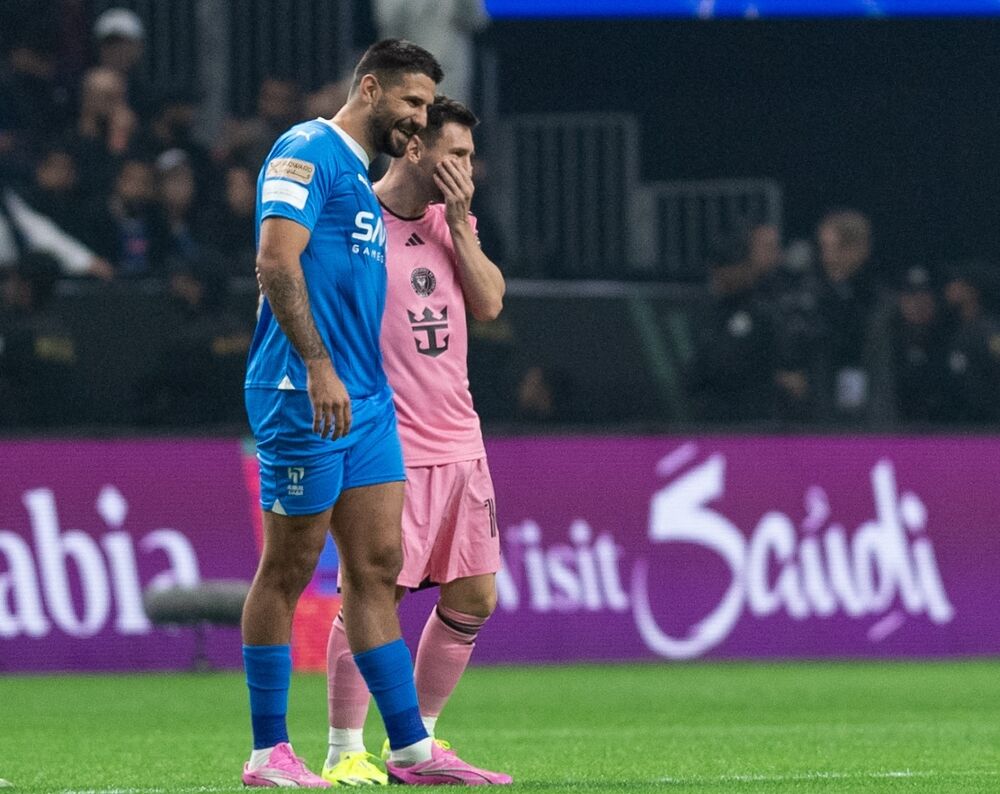 Aleksandar Mitrović i Lionel Mesi razgovaraju nasmejani pre utakmice