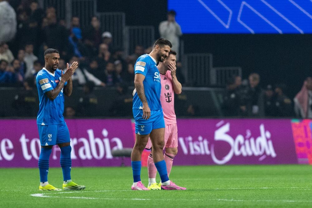 MITROVIĆ NASMEJAN ĆASKAO SA MESIJEM I POKAZAO MU KO JE GAZDA: Sergej asistirao zemljaku - pogodio i Leo (VIDEO)