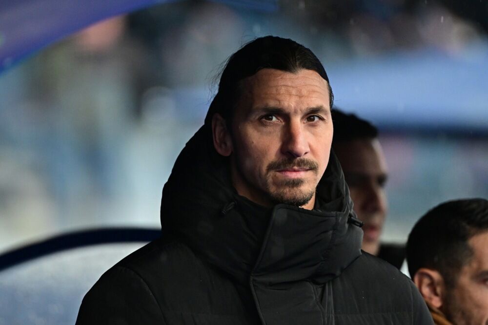 Zlatan Ibrahimovic plays football in Mykonos Zlatan Ibrahimovic plays football in Mykonos