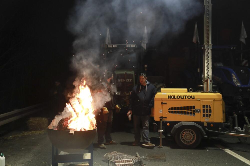 HAOS U PARIZU: Besni FARMERI pale magacine, MOBILISANO 15.000 žandarma!