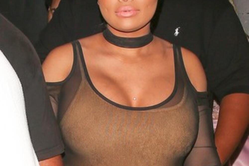 SVI JE ZNAJU PO OGROMNIM SILIKONIMA A SAD JE OTIŠLA DA IH IZVADI: Evo kako izgleda POSLE OPERACIJE NEPREPOZNATLJIVA