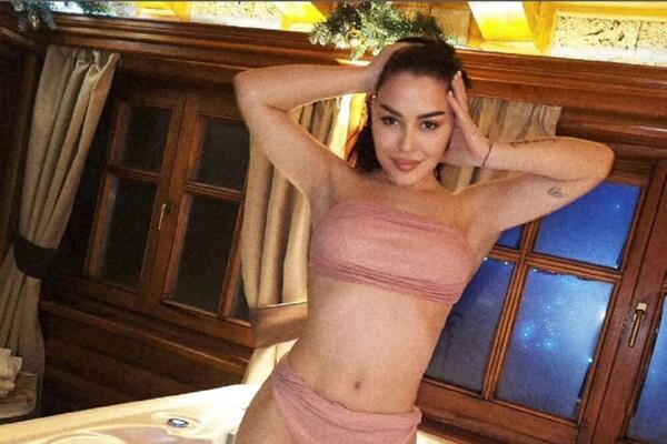 DŽEPNA VENERA OSTAVLJA BEZ DAHA, KUPAĆI JEDVA SAKRIO JAKE OBLINE: Pogledajte samo koliko je dobra MAČKA