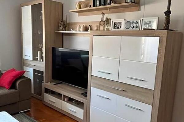 HRVATICA OBJAVILA DA POKLANJA REGAL, ALI...: Ceo internet UMIRE OD SMEHA na njenu objavu (FOTO)