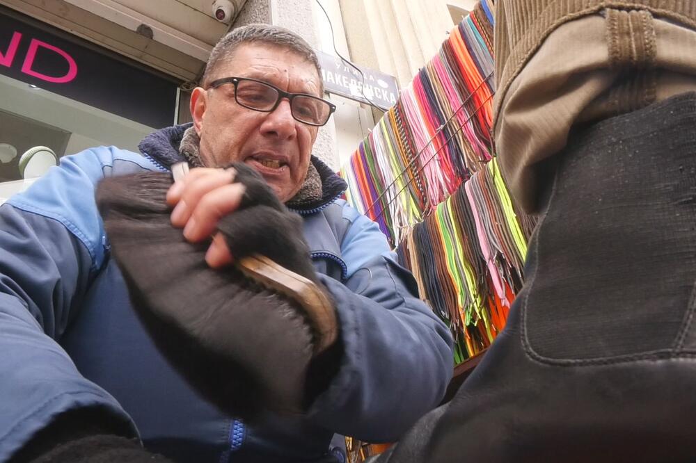 LEGENDA BEOGRADA, SVI GA VOLE: Mujo je jedan od poslednjih čistača cipela, od ovog posla se SKUĆIO i ODŠKOLOVAO