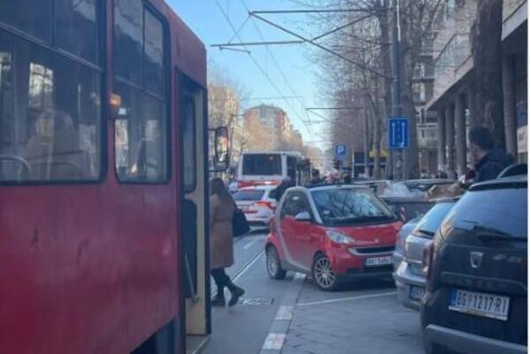 ČIST BEZOBRAZLUK: Bahati vozač se parkirao POSRED puta, BLOKIRAO TRAMVAJ (FOTO)