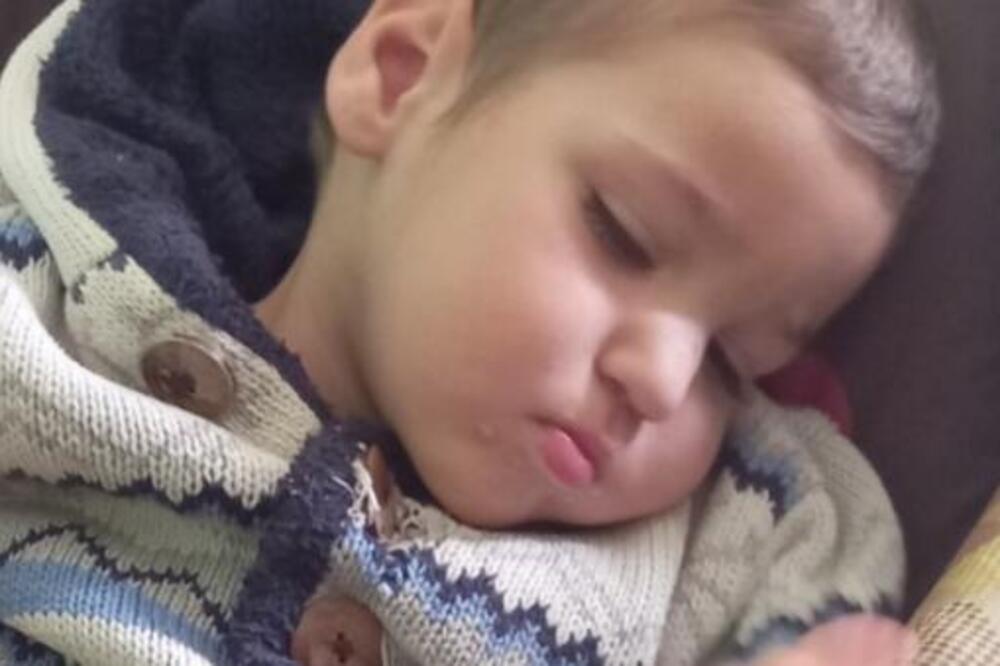 MALENI SRĐAN IMA CEREBRALNU PARALIZU I DVA UGRAĐENA ŠANTA: Lečenje je BAŠ SKUPO, pomozimo mu da PROHODA (FOTO)