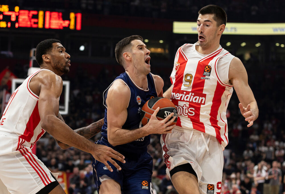 Džoel Bolomboj (levo) na utakmici Crvene zvezde i Valensije