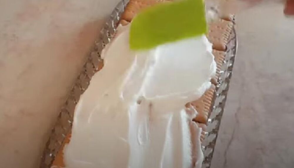 Šlag preko keks torte sa čokoladnim kremom