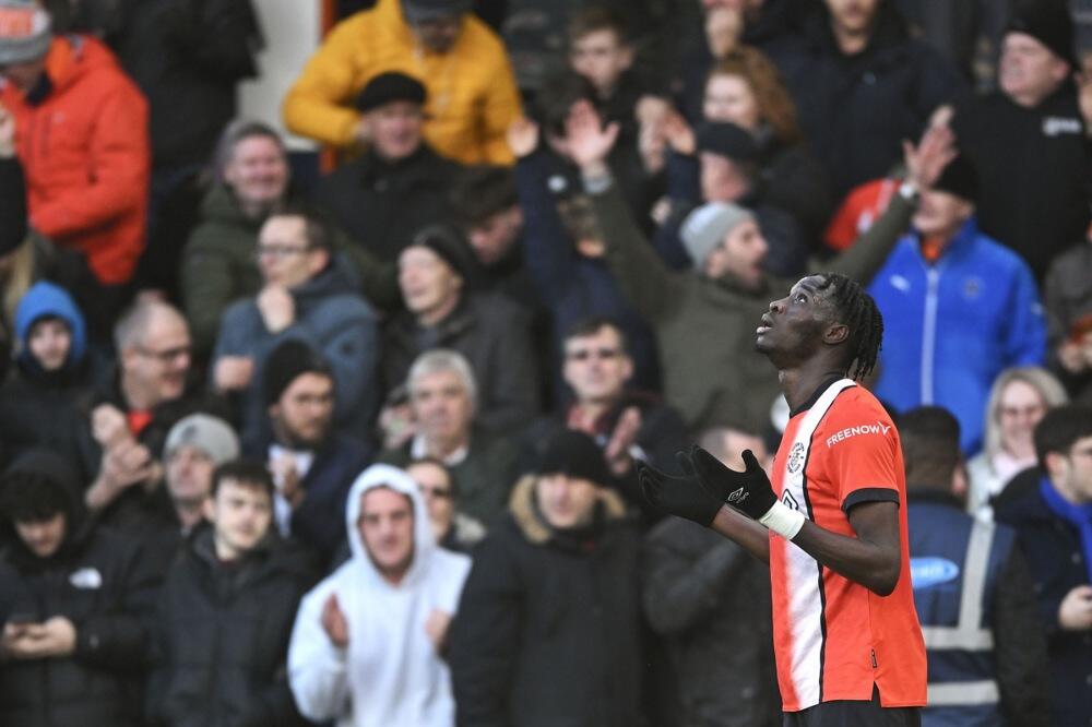 LUTON UNIŠTIO BRAJTON UZ HET-TRIK ADEBAJA! Arsenal siguran u Notingemu na krilima Žezusa